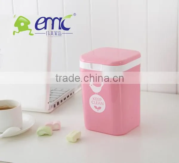 Little plastic dumpster with lid