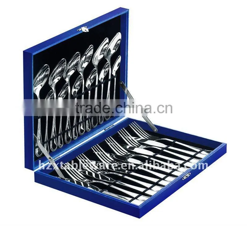 Flatware cutkery set with peacock pattern