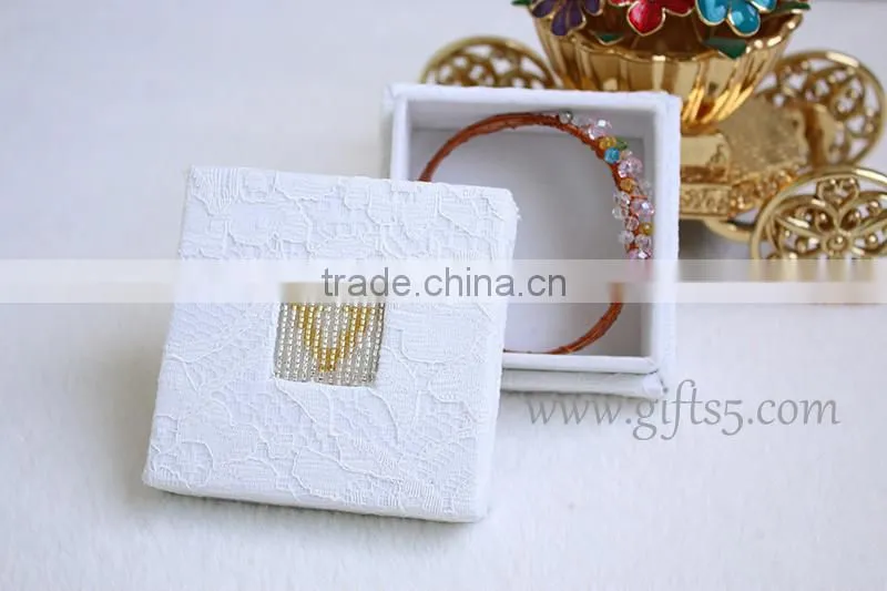 Latest wedding jewelry boxes with beaded name plate of V