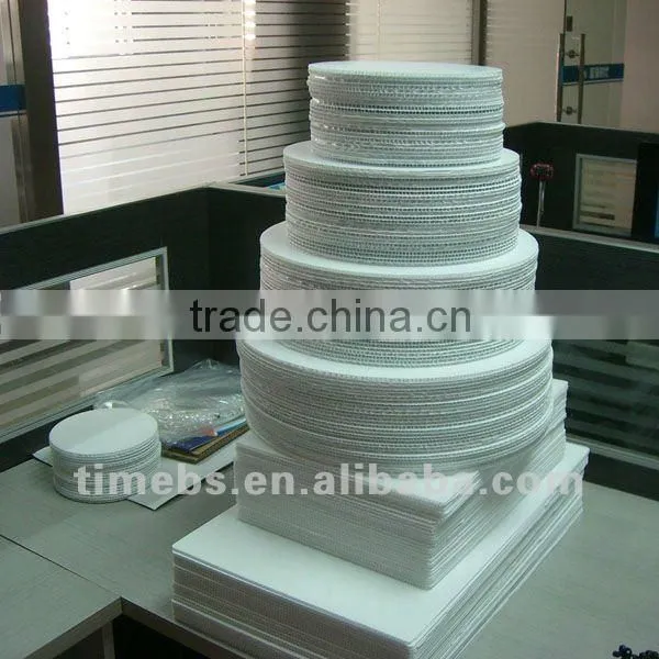 Plastic corrugated cake boards