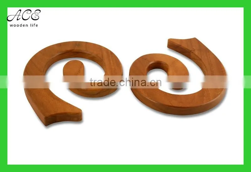 Snake shape hot wooden trivet