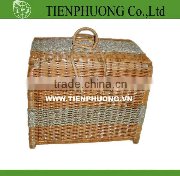 square wicker trunk with lid/chest furniter