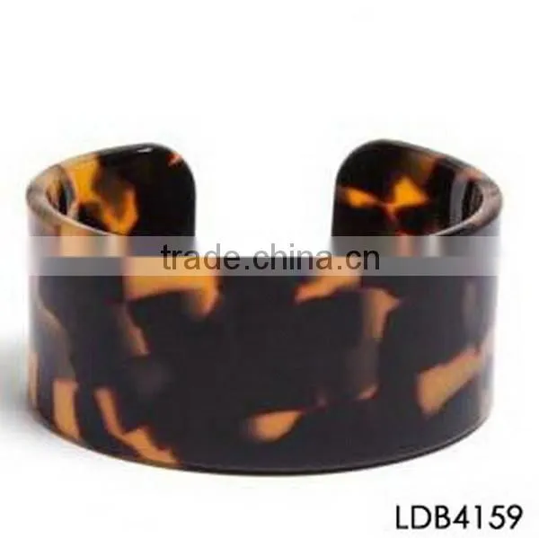 DEEP TORTOISE COLOR THICK RESIN CUFF BANGLE FASHION LADY LIKE