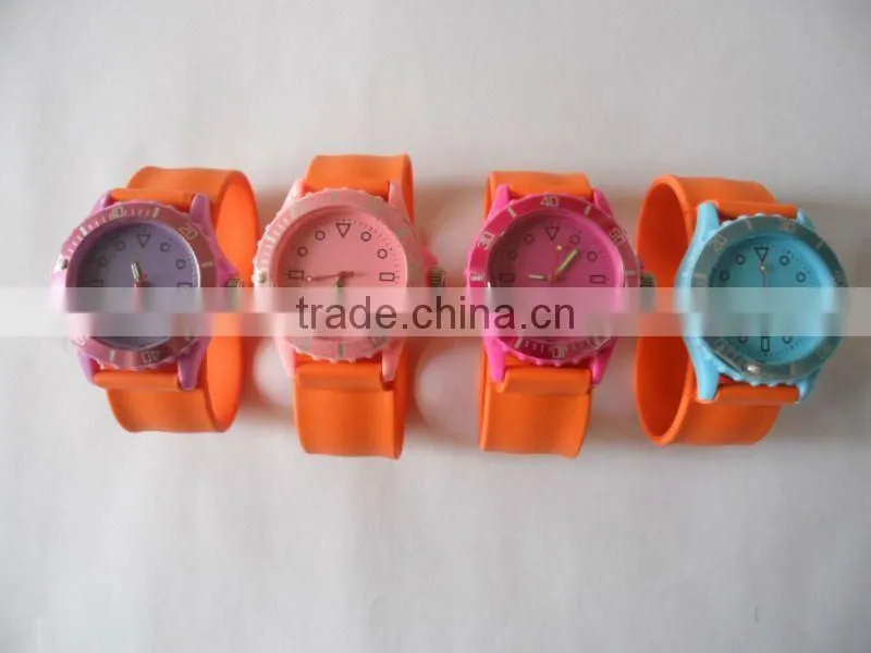 Fashion Colorful Silicone Watches with Plastic Back