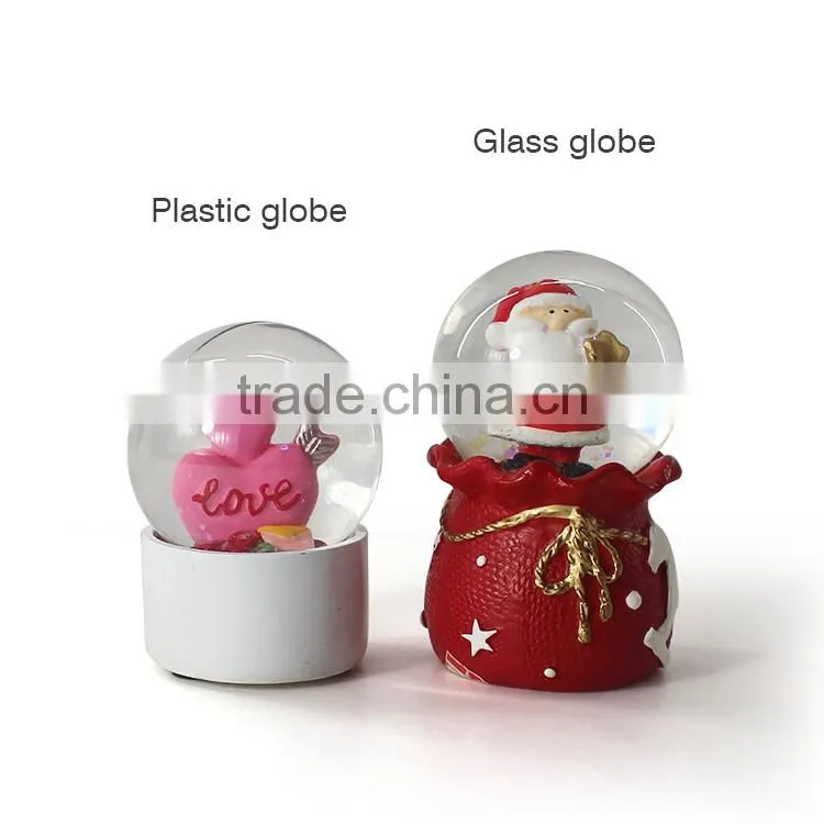 2015 cheap funny plastic snow globe