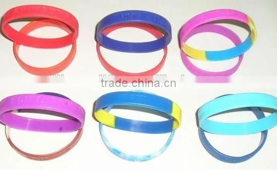 Fast Delivery Small MOQ cheap custom silicone bracelets