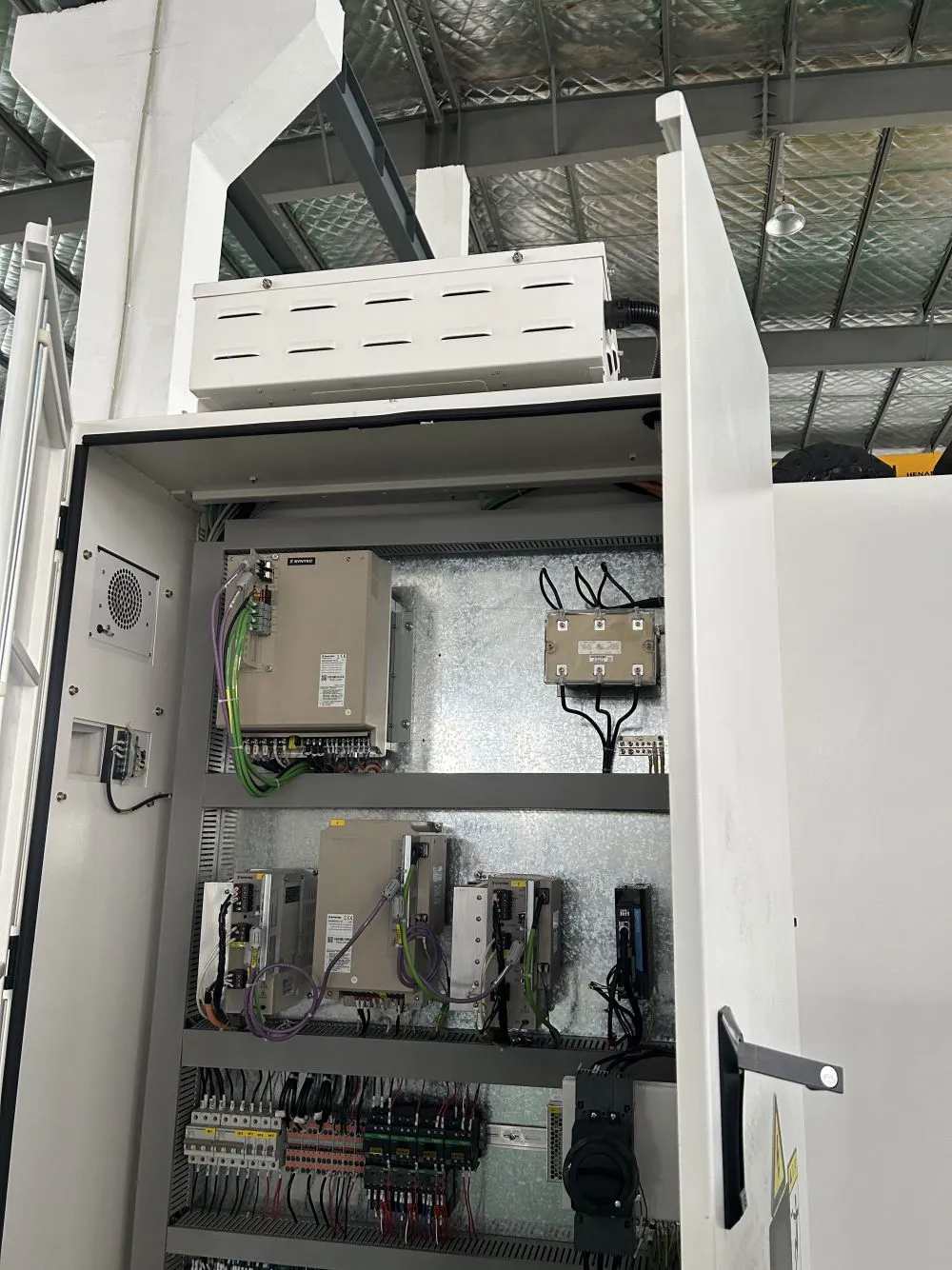 Tsingziwa gantry_type_5_axis_machine_overlook (12).jpg.webp