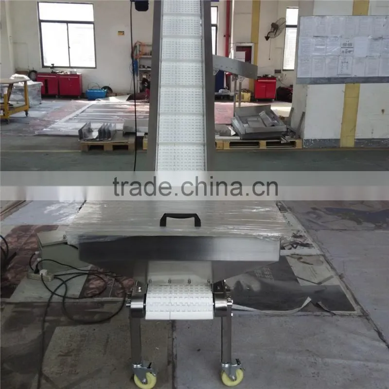 Incline belt conveyor with hopper and discharge chute