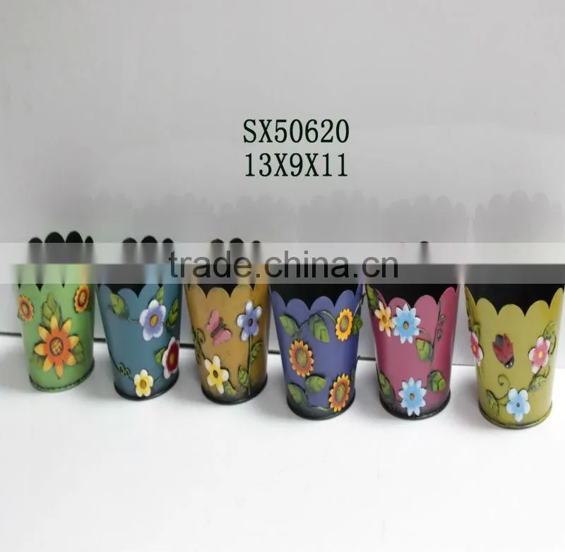 Decorative garden metal flower pot with lovely animal