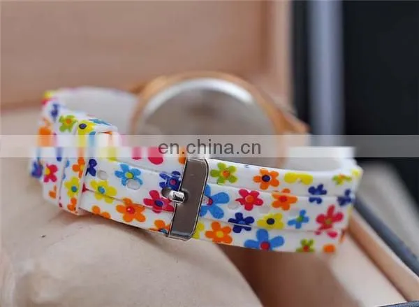 2014 Yiwu Supplier Women Flower Quartz Vogue Watch Wholesale