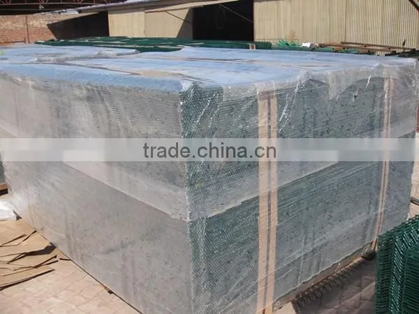blue color PVC coated triangle bending guardrail net in 2016