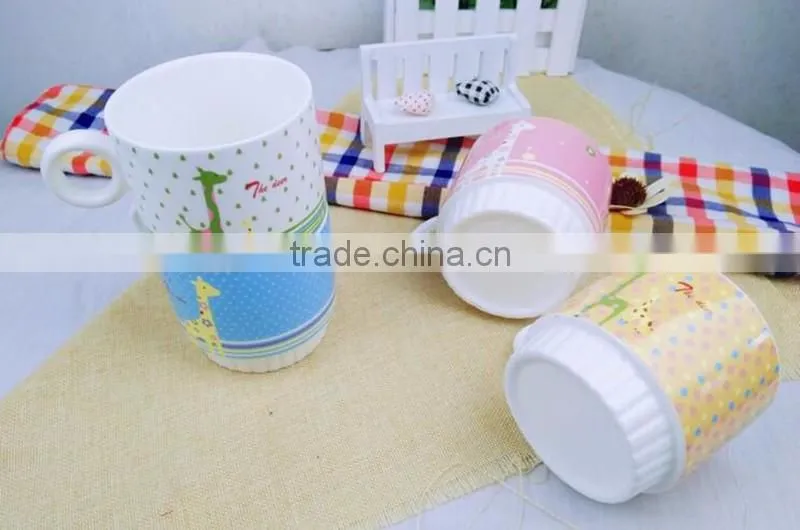 Porcelain 4 stackable coffee mugs with metallic rack set