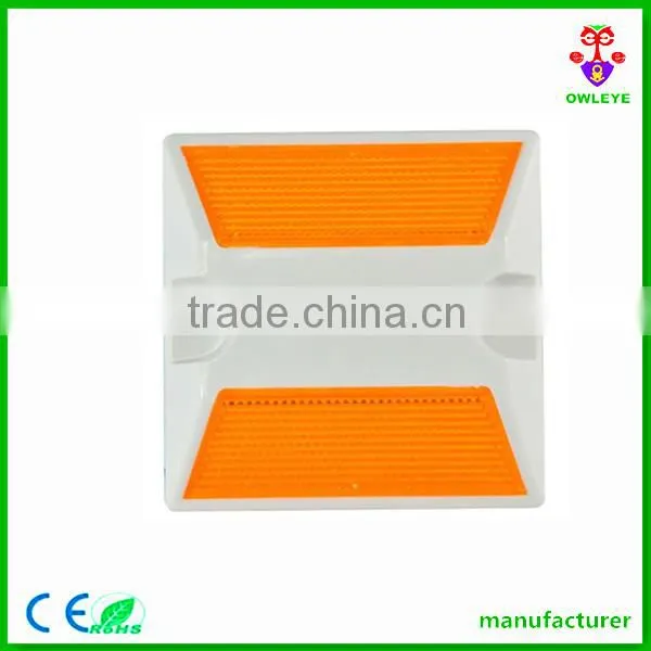 reflective plastic road stud for roadway safety
