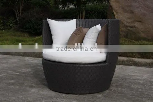 Rattan sunbed