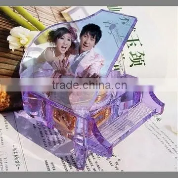 Wholesale Unique design black color crystal piano model with music for wedding favors