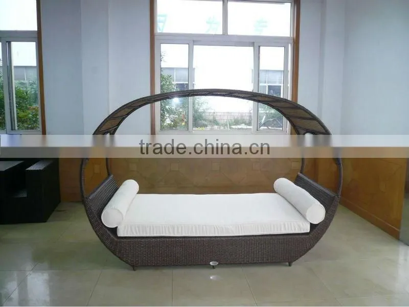 Rattan daybed with canopy