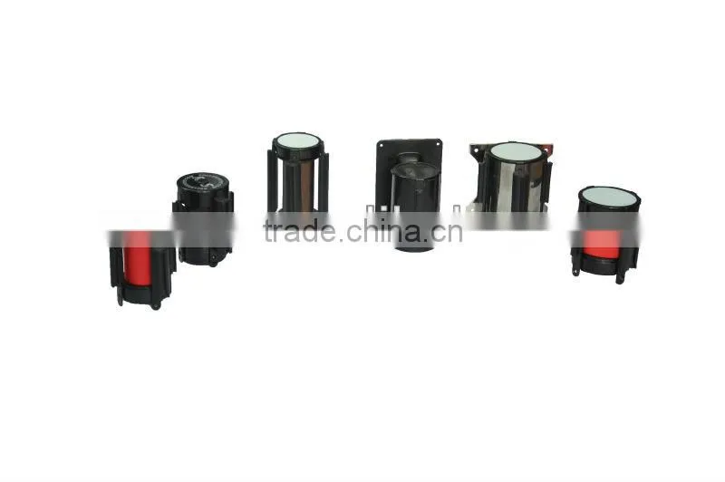 Retractable belt mechanism for the crowd control post