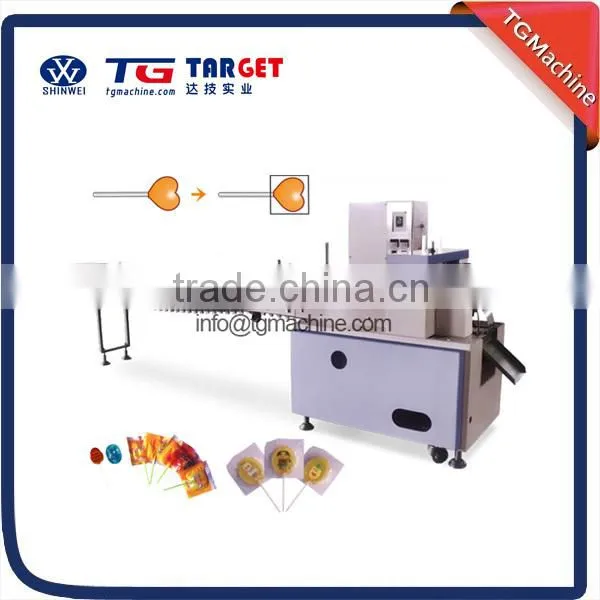 Flat lollipop wrapping machine