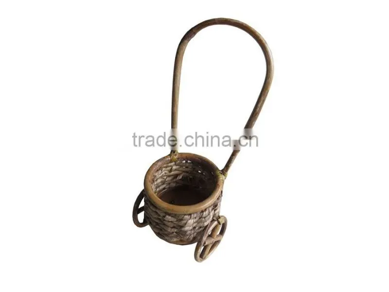 Beautiful decorate wheel cornhusk storage basket