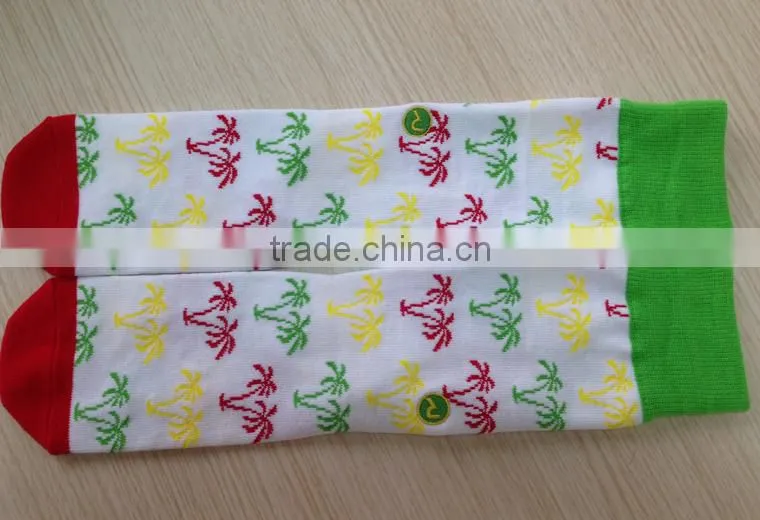 Small MOQ Hot Selling 200 Needles Combed Cotton Maple Leaf Design Socks for Women