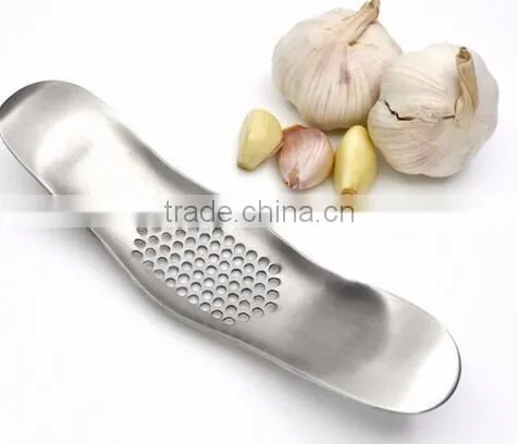 cy282 Curved garlic stainless steel 304/430 multi-functional manual garlic creative twist garlic kitchen worn garlic