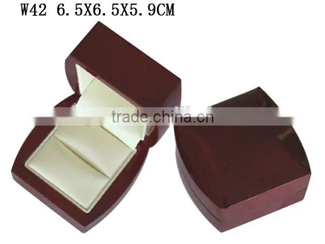 W39 Glossy Finish Wooden Jewelry Pendant Box