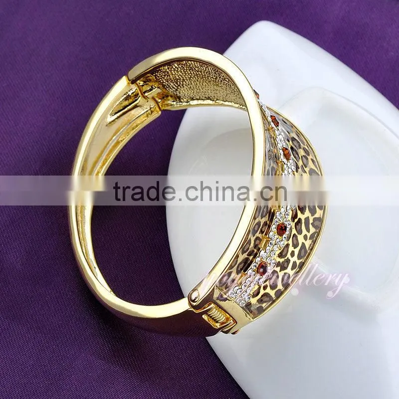 Fake gold love rhinestone metal bangle