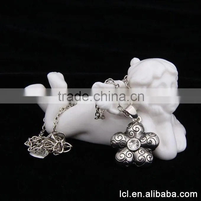 Fashionable new design necklace, flowers shaped charm necklace designs