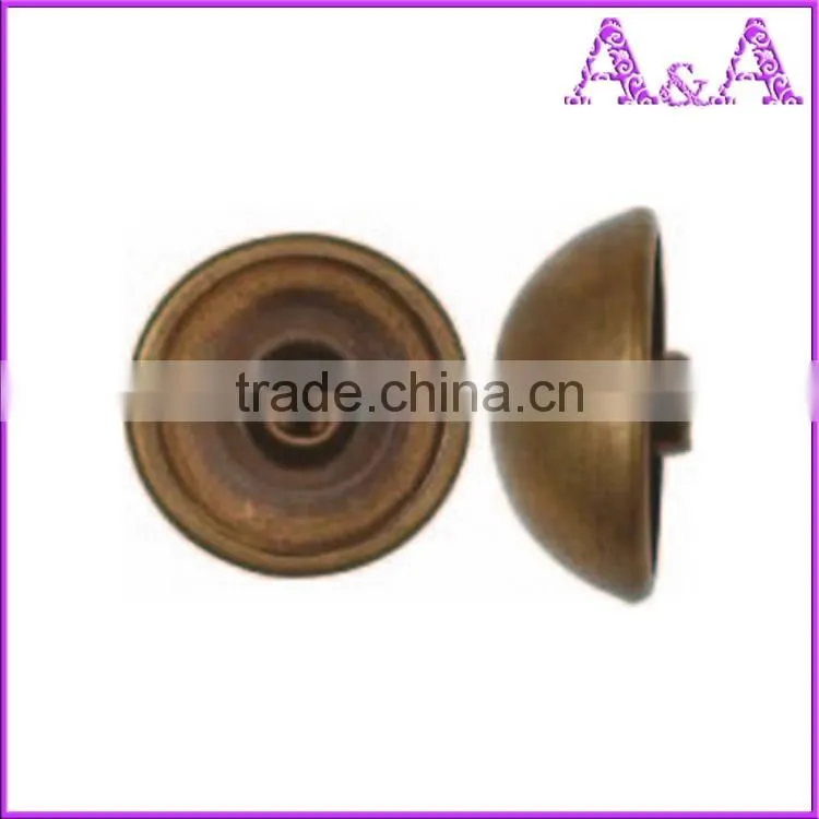 Double cap rivet spike for garments