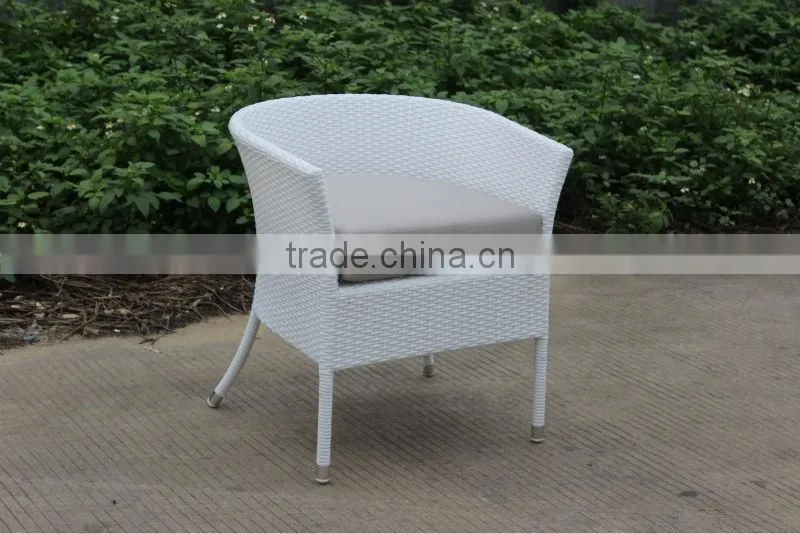 4296 White elegant coffee table and chairs