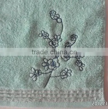 Cotton plain bath towel with embd