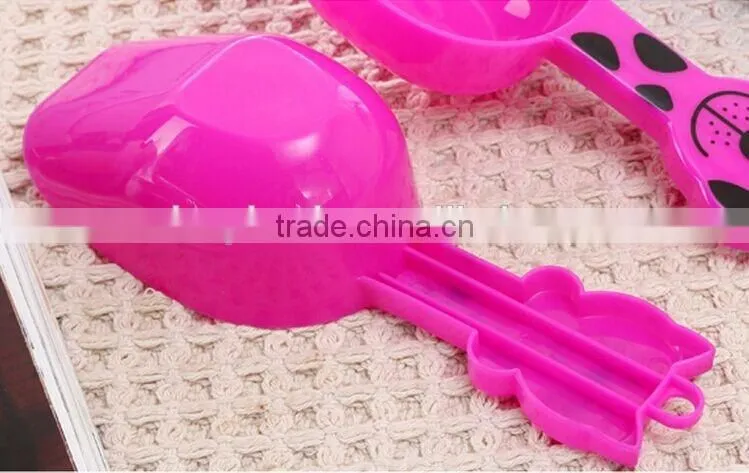 Lovely plastic little pet shovel for cat and dog