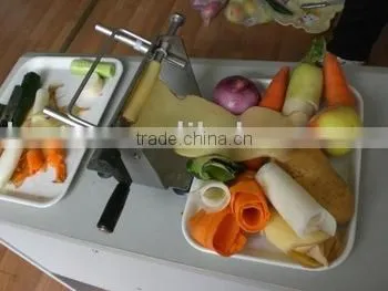 Manual spiral vegetable slicer
