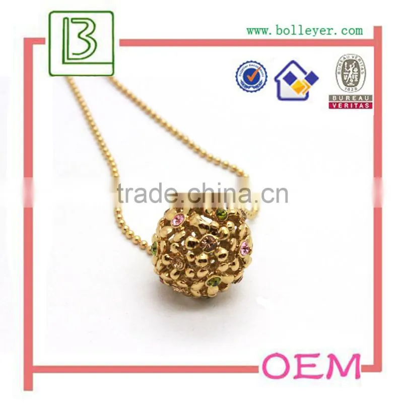Round Shaped Flower With Diamonds Hollow Out Necklace Gold Jewelry