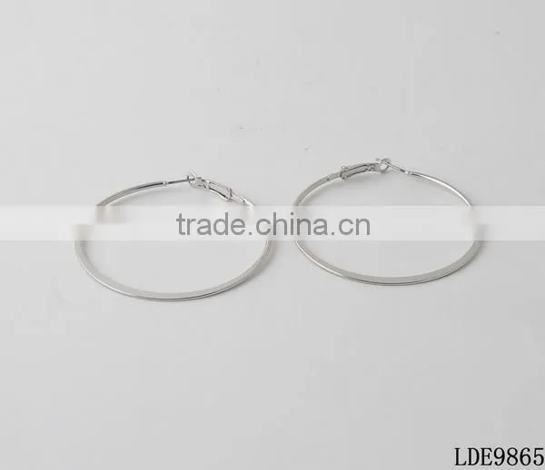 Oval gold hoop earrings