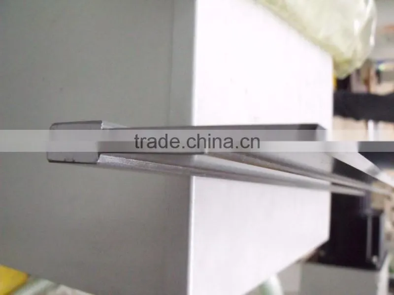 Supporting blade for centerless grinder