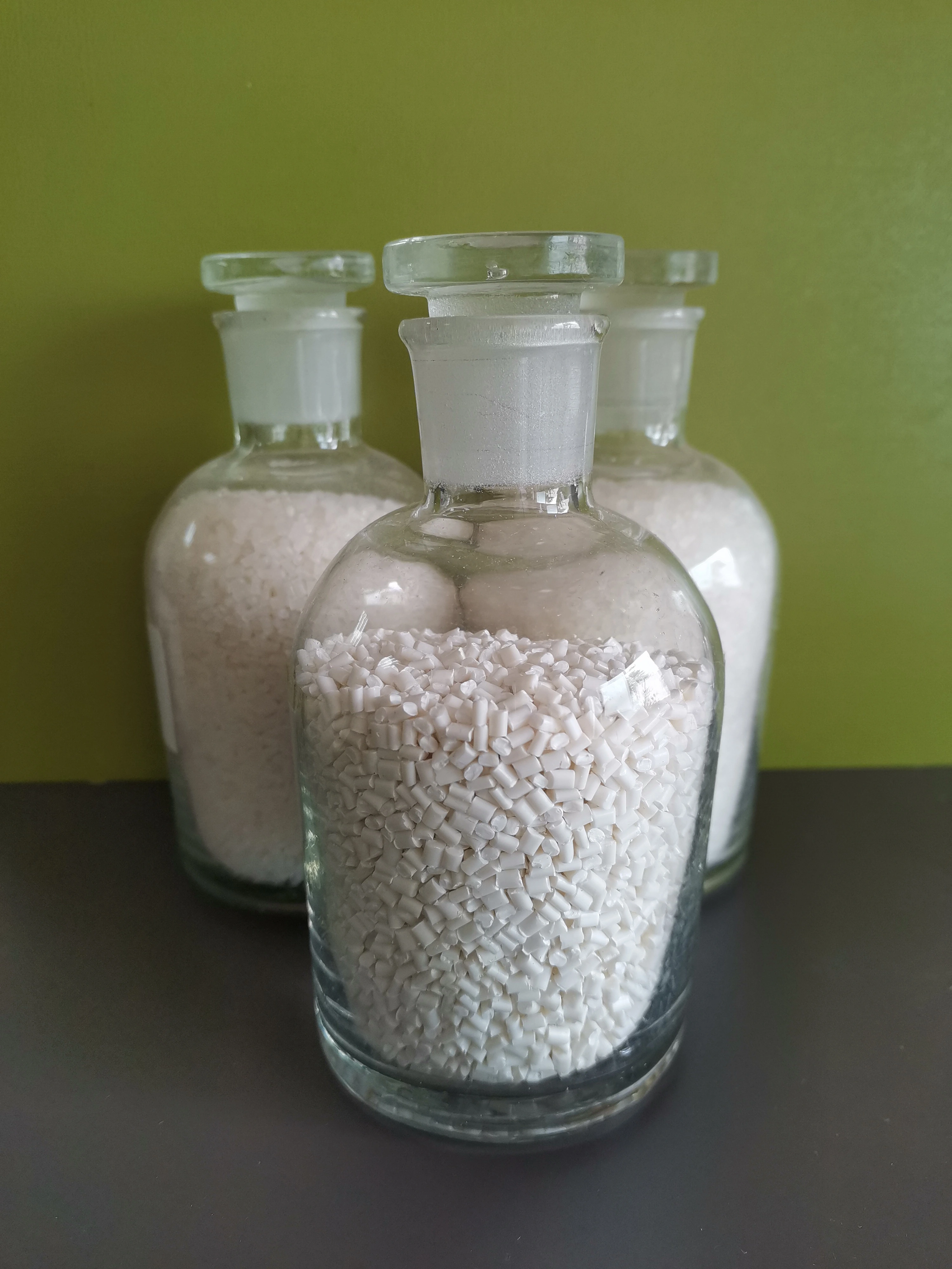 Fumed silica masterbatch M-208