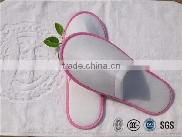 Women hotel pull plush slipper with pink non-woven piping