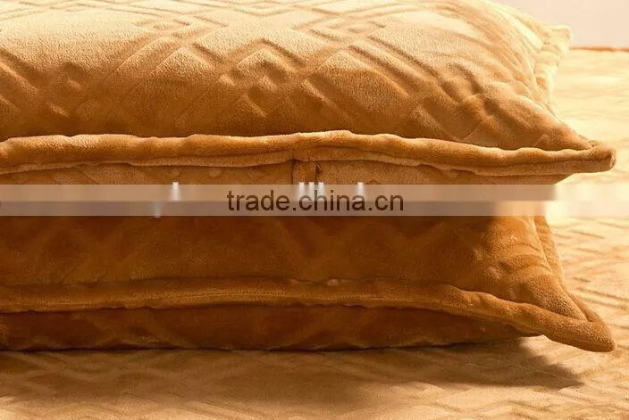 wholesale flannel bedding set contain quilts and two pillows from china factory