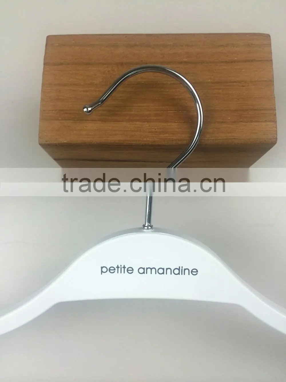 Hot sale white solid plastic shirt and tee display hanger for shop