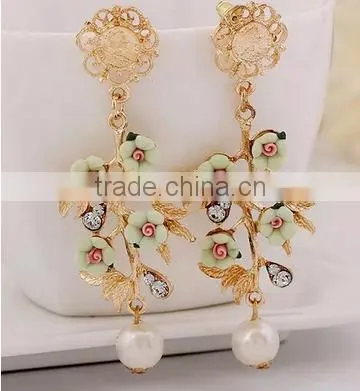 Latest design hot sale beautiful flower with pearl pendant earring