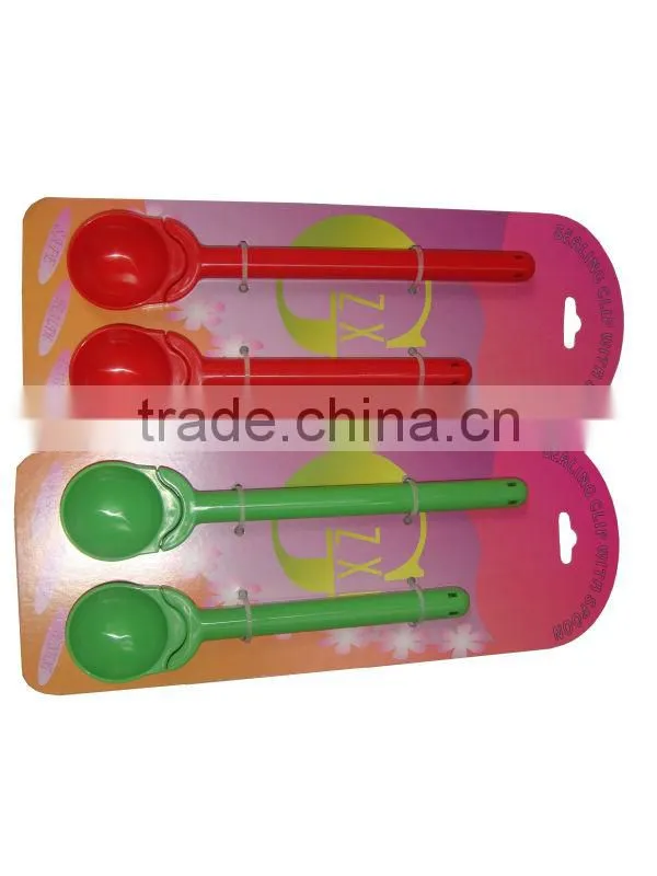 Food bag clip with sealing spoon