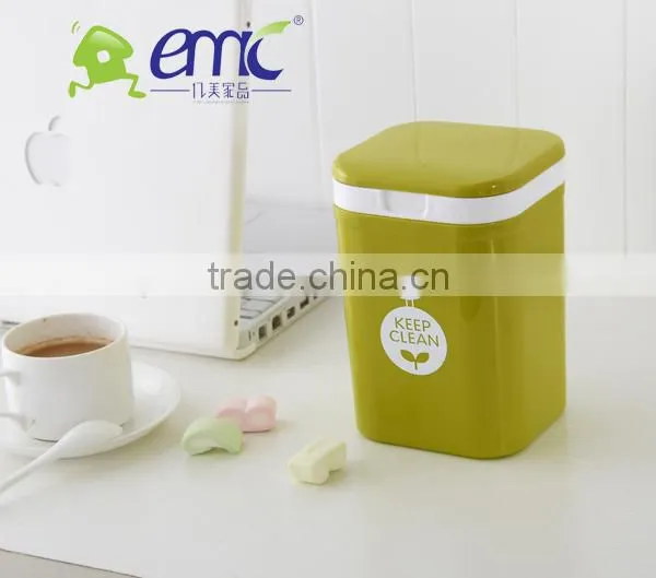 Little plastic dumpster with lid