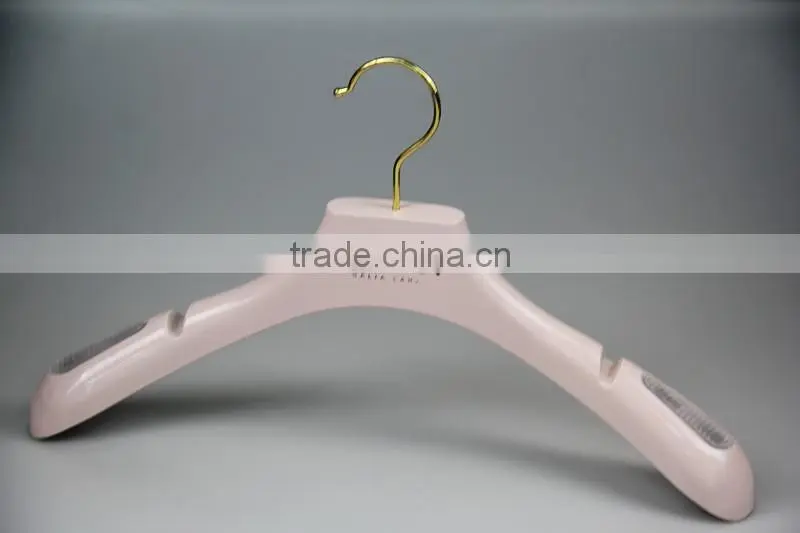 hot sale red plastic clothes hanger coated with velvet with golden clips