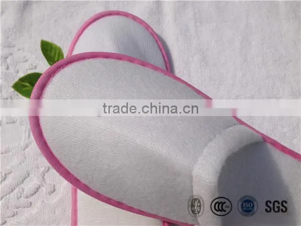 Women hotel pull plush slipper with pink non-woven piping