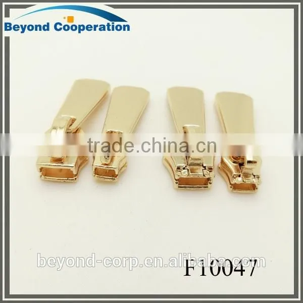 Zinc alloy zipper puller slider for plastic zipper