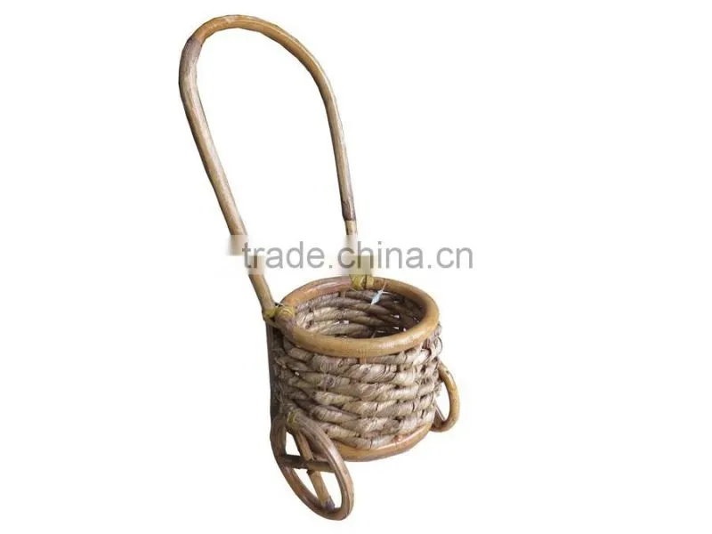 Beautiful decorate wheel cornhusk storage basket