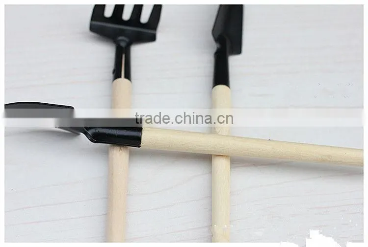mini spade with wooden handle