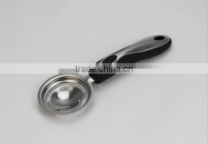S5132 wooden handle smiling egg white separator