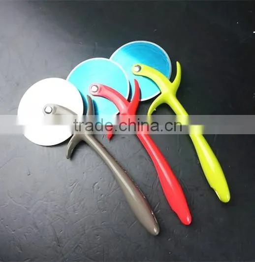 32066 Kitchen gadget kitchen tool round pizza cutter